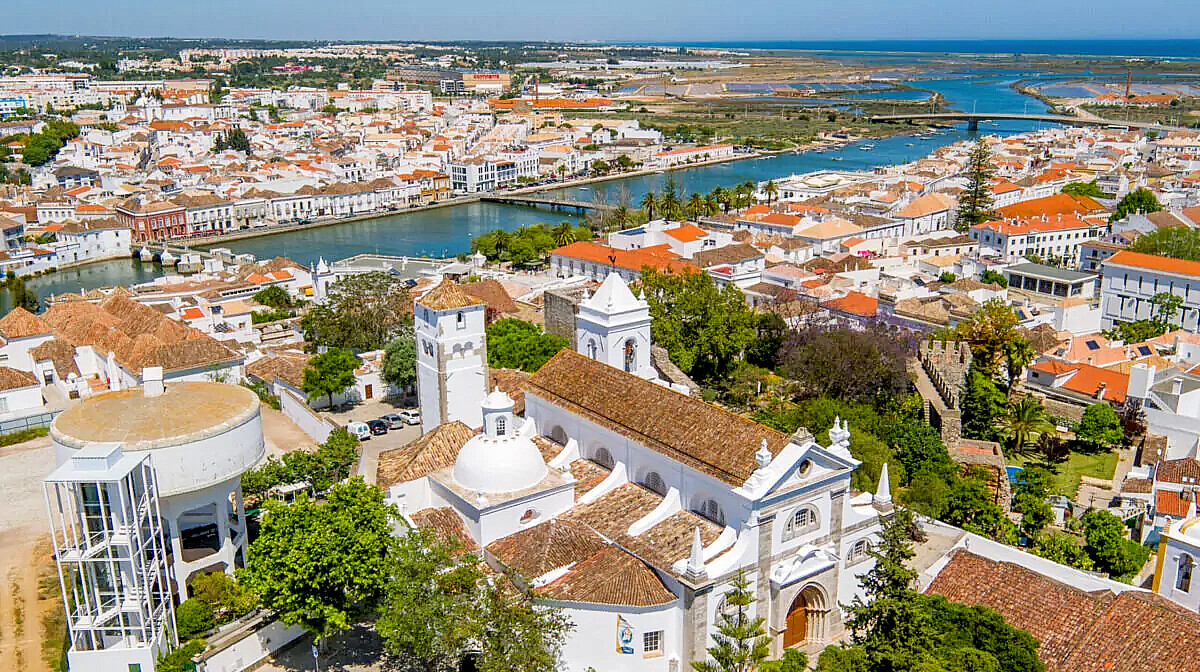 Situé à 30 minutes de Faro en Algarve, ce petit village méconnu va vous en mettre plein les yeux