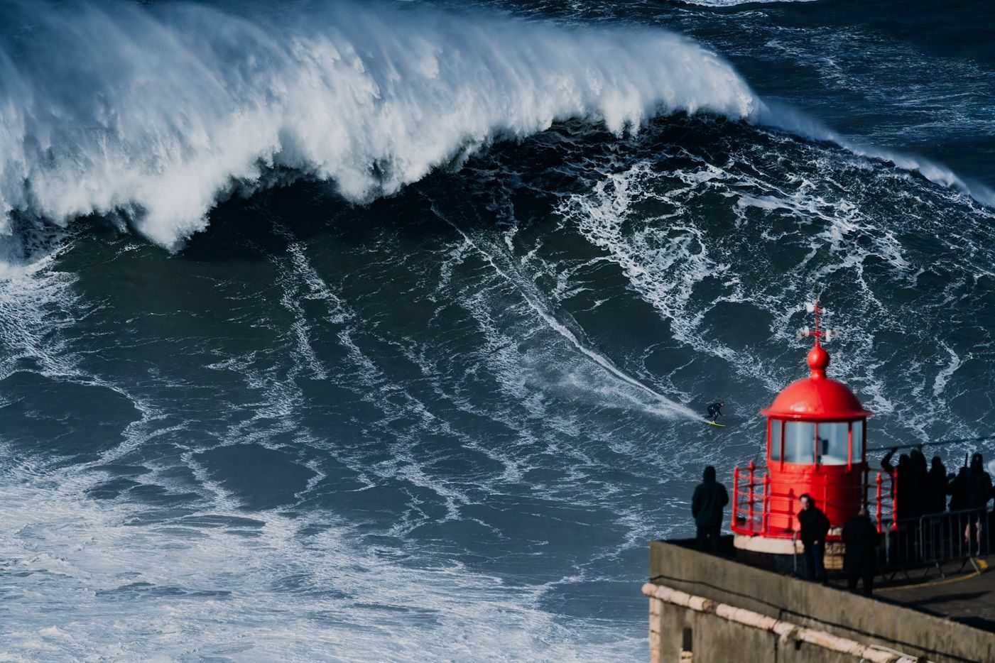 Steudtner surfe la plus grosse vague de tous les temps à Nazaré