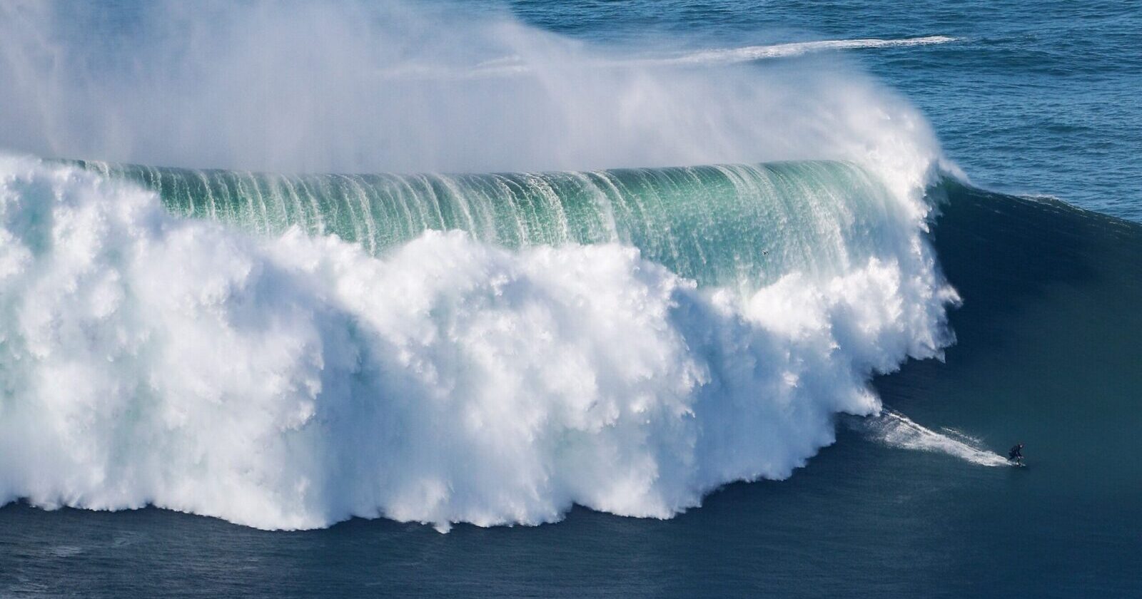 Un Noël spectaculaire à Nazaré : les vagues géantes font leur retour !