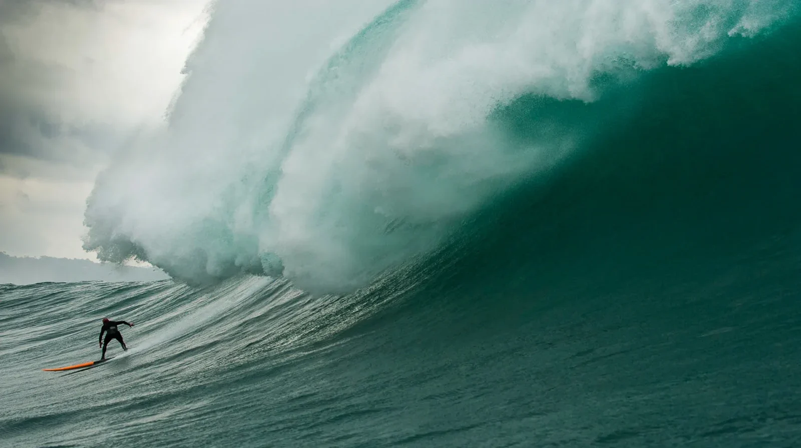 Comment les surfeurs se préparent à affronter les vagues géantes de Nazaré