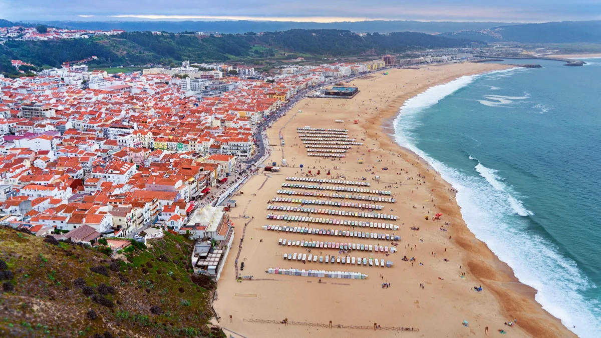 Vivre à Nazaré, combien ça coûte de s’installer au paradis des surfeurs ?