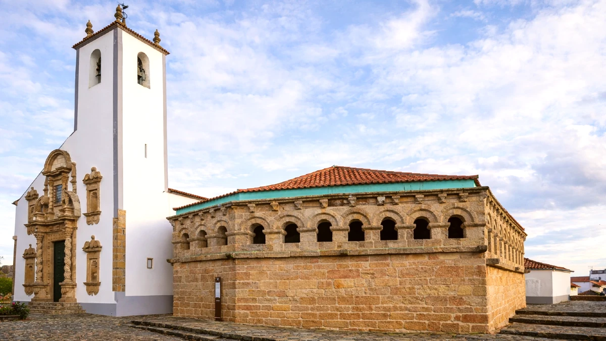 Au Portugal, le Domus Municipalis de Bragança est un monument unique en Europe