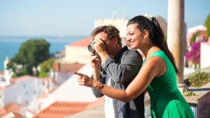 Touristes admirant Lisbonne depuis un miradouro au Portugal