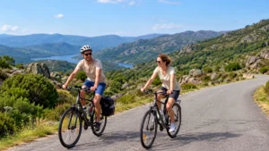 Cyclistes sur la route du portugal
